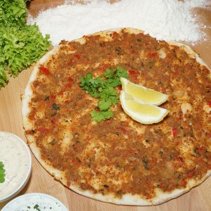 20. Lahmacun mit Salat und Sauce
